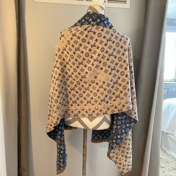 Louis Vuitton Monogram Wrap/Shawl, OS - Picture 7 of 9